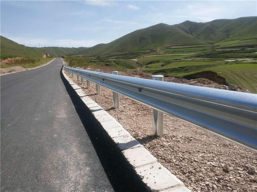 君宏護(hù)欄 圖 公路防撞鋼梁波形護(hù)欄 新鄉(xiāng)公路防撞波形護(hù)欄